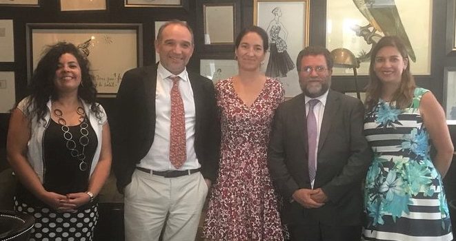Convenio de Embajada de Nueva Zelanda y Servicios Locales de Educación para fortalecer el inglés.