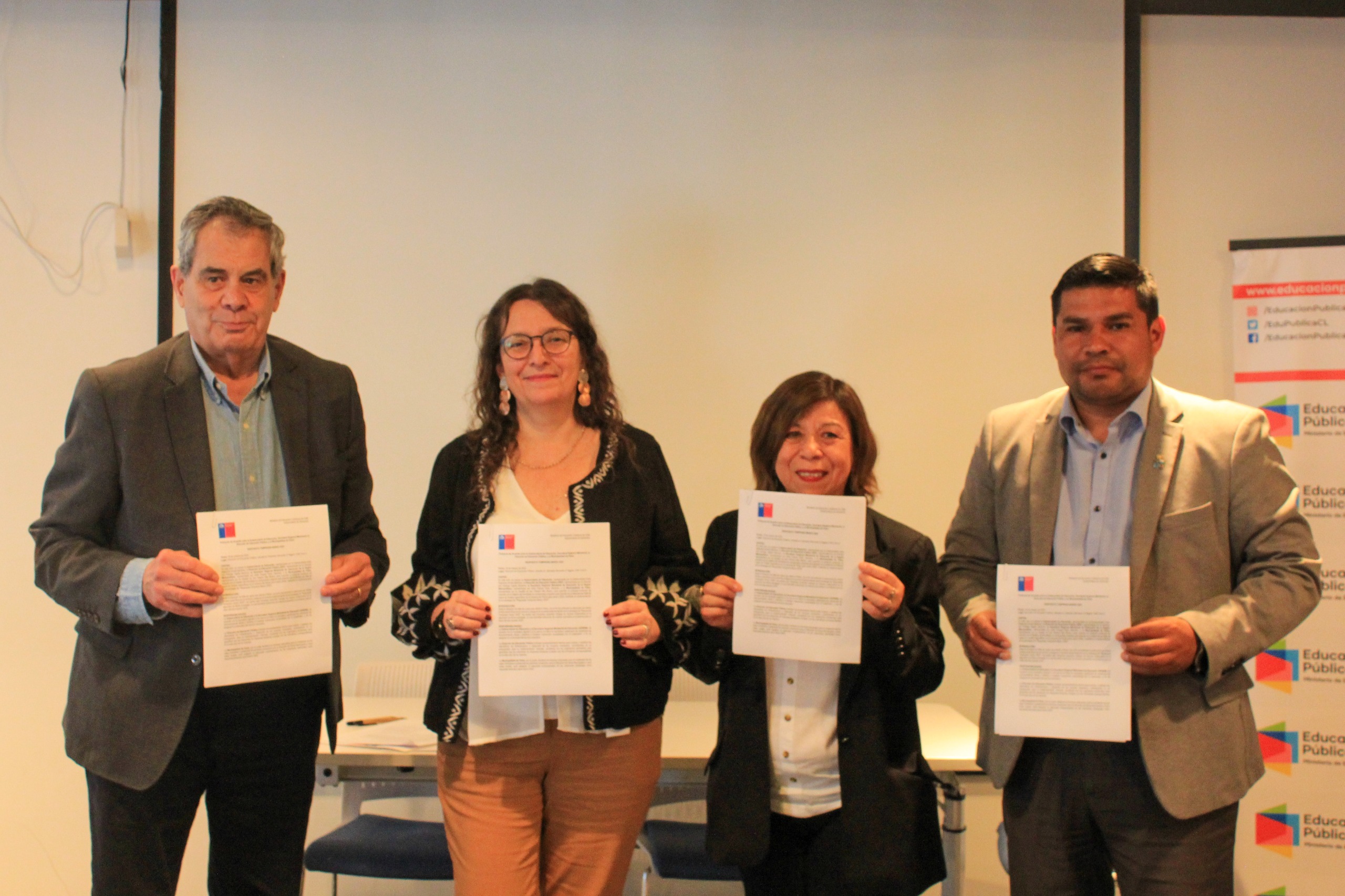 Autoridades de Educación firman acuerdo para garantizar mayor disponibilidad de cupos escolares en Paine