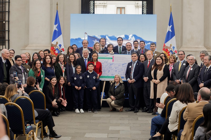 Foto oficial firma del compromiso Chile que Lee